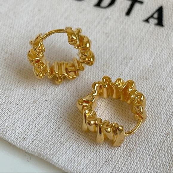 Gold crinkle huggie hoop earrings ✨ - Picture 4 of 6